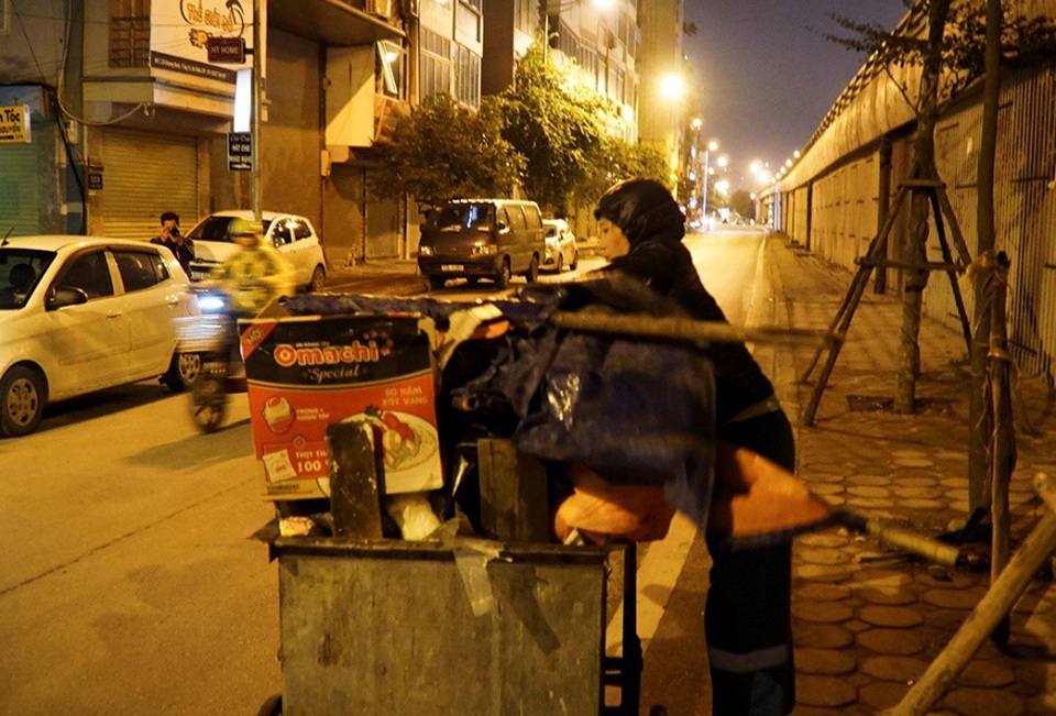 Cuộc sống mưu sinh trong đêm lạnh kỷ lục ở Hà Nội - Ảnh 3.