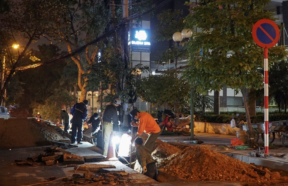 Cuộc sống mưu sinh trong đêm lạnh kỷ lục ở Hà Nội - Ảnh 4.