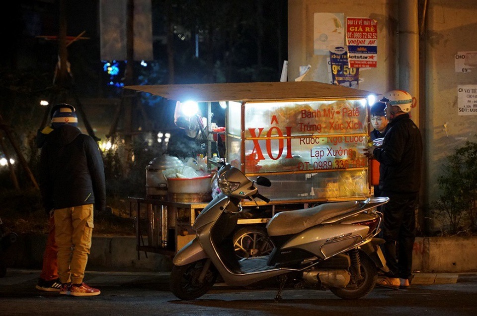 Cuộc sống mưu sinh trong đêm lạnh kỷ lục ở Hà Nội - Ảnh 5.