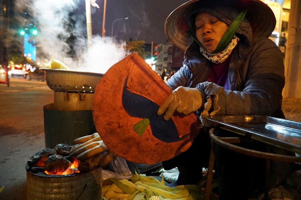 Cuộc sống mưu sinh trong đêm lạnh kỷ lục ở Hà Nội - Ảnh 6.