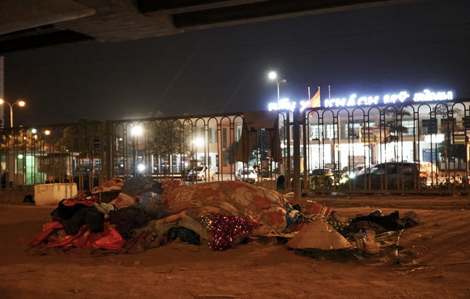 Cuộc sống mưu sinh trong đêm lạnh kỷ lục ở Hà Nội - Ảnh 7.