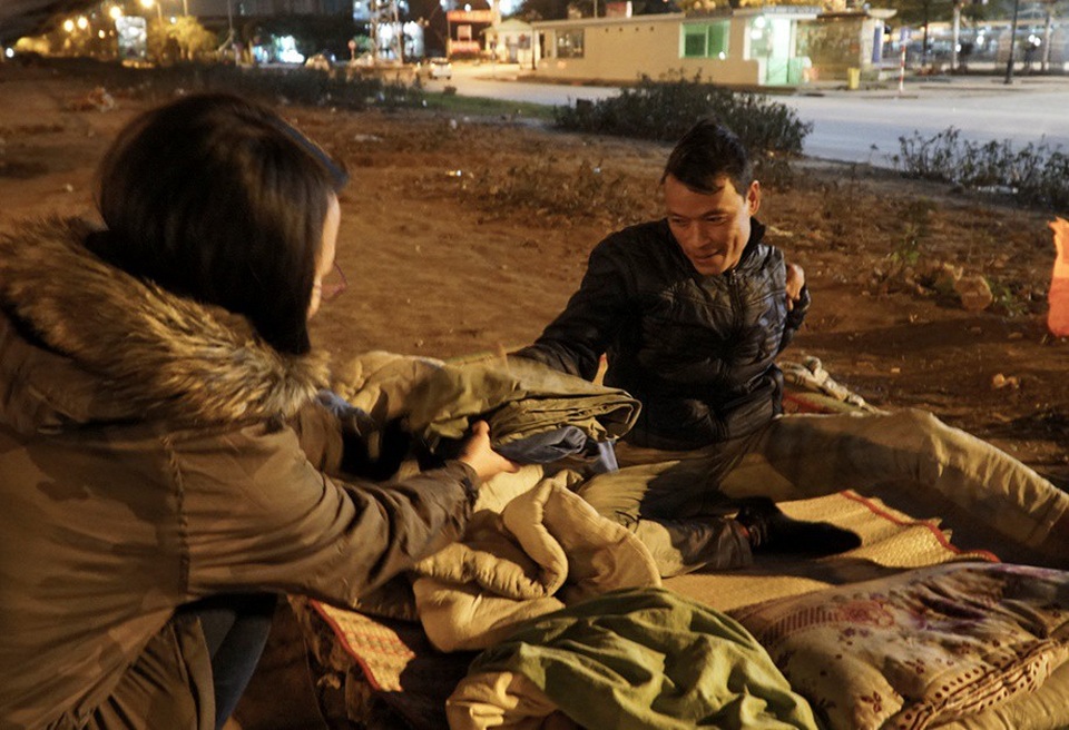 Cuộc sống mưu sinh trong đêm lạnh kỷ lục ở Hà Nội - Ảnh 8.