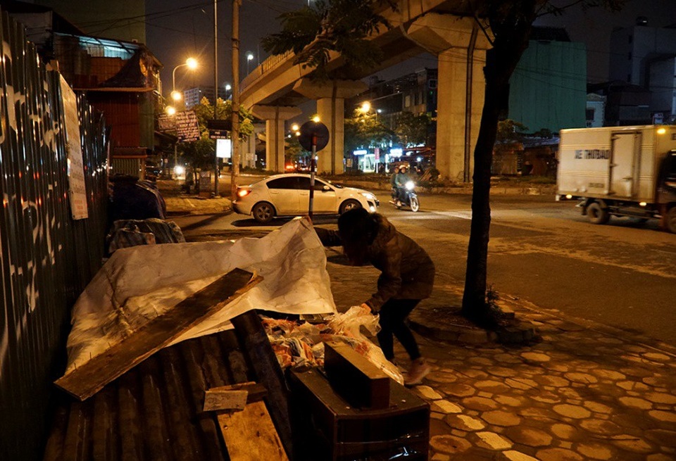 Cuộc sống mưu sinh trong đêm lạnh kỷ lục ở Hà Nội - Ảnh 10.