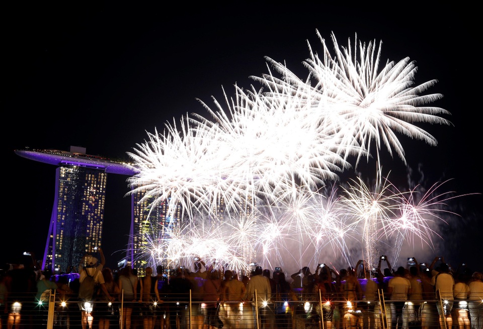 Thế giới rợp trời pháo hoa chào đón năm mới 2019 - 16
Pháo hoa được bắn trước thời khắc giao thừa tại Singapore. (Ảnh: Sky)