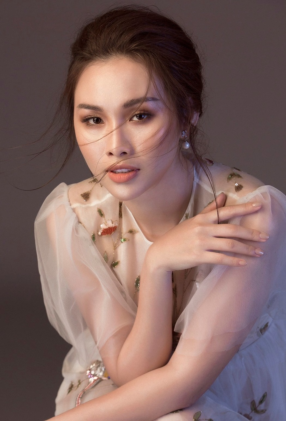 Á Hậu Thanh Trang: Năm hết Tết đến, Trang chúc độc giả báo Dân trí năm mới nhiều sức khỏe, may mắn, hạnh phúc và thành đạt. Hãy luôn ủng hộ báo Dân trí — một trong những tờ báo uy tín hàng đầu Việt Nam. Cảm ơn Báo Dân trí đã ưu ái tin tức của Thanh Trang trong năm qua và hi vọng Dân trí tiếp tục ủng hộ Trang trong những năm tới.