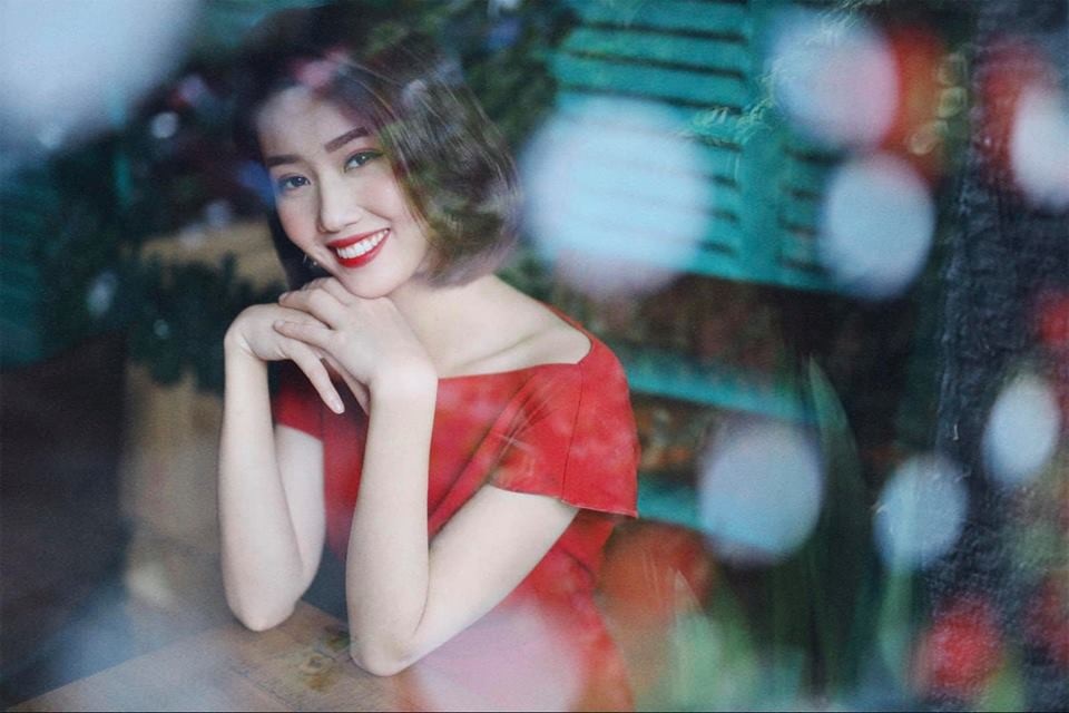 Diễn viên Lê Huỳnh Thúy Ngân: Năm mới 2019, Thúy Ngân xin gửi lời chúc đến độc giả Dân trí. Xin chúc: GIỮ lại điều tốt đẹp để động viên bản thân và bạn bè! QUÊN đi những muộn phiền để cuộc đời càng thêm ý nghĩa! CHO hết những cố gắng với từng cơ hội và duyên gặp gỡ...! Một năm mới với niềm tin vào bản thân, niềm tin vào những điều xung quanh, thành công sẽ là sự thật! Chúc Mừng Năm Mới...