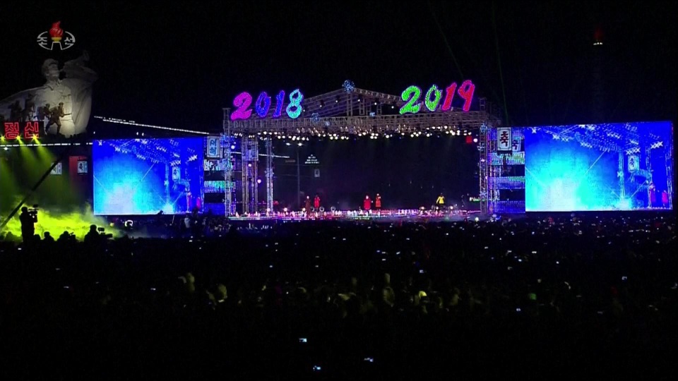 Thế giới rợp trời pháo hoa chào đón năm mới 2019 - 24
Sân khấu với màn hình lớn tại thủ đô Bình Nhưỡng. (Ảnh: Sky)