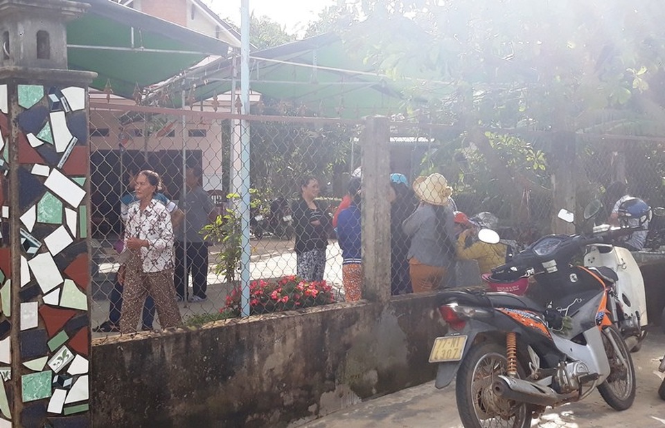 Vụ một phụ nữ Việt bị giết tại Nhật: Hung thủ là bạn trai nạn nhân? - 1 Rất đông người dân trong thôn xóm đến chia buồn cùng gia đình nạn nhân.