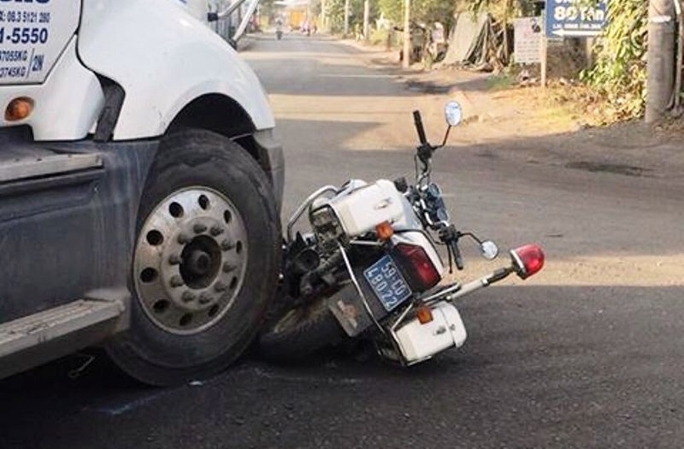 Chạy vào đường cấm, tài xế container tông nát xe CSGT - 2 Chiếc môtô công vụ của CSGT bị hư hỏng nặng