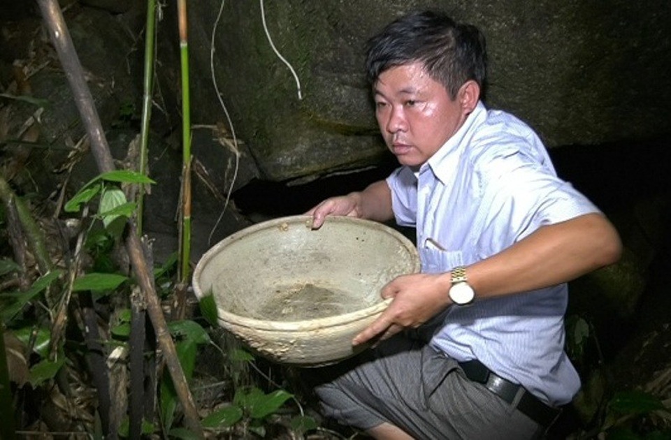 Phát hiện hang động có chậu sứ nghi là cổ vật - 2 Ngành văn hóa đã tiến hành khảo sát hang động.
