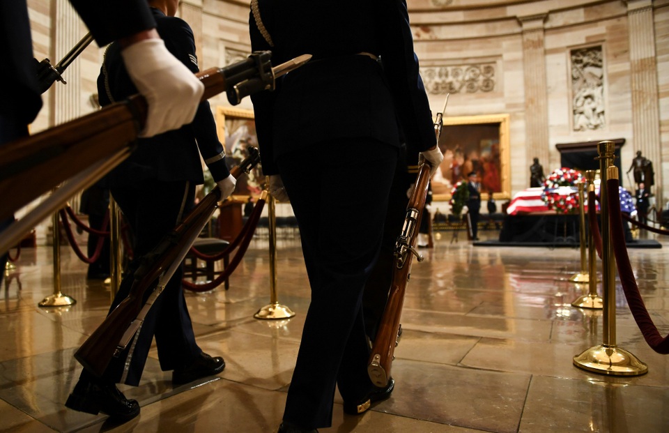 Linh cữu cố Tổng thống Bush quàn dưới mái vòm tòa nhà quốc hội Mỹ - 11
Cố Tổng thống Bush “cha” qua đời tại nhà riêng ở Houston vào ngày 30/11, 8 tháng sau khi người vợ của ông từ trần. Trong những năm tháng cuối đời, cố tổng thống đã nhiều lần phải nhập viện do mắc nhiều chứng bệnh khiến ông phải ngồi trên xe lăn và gặp khó khăn trong việc giao tiếp.