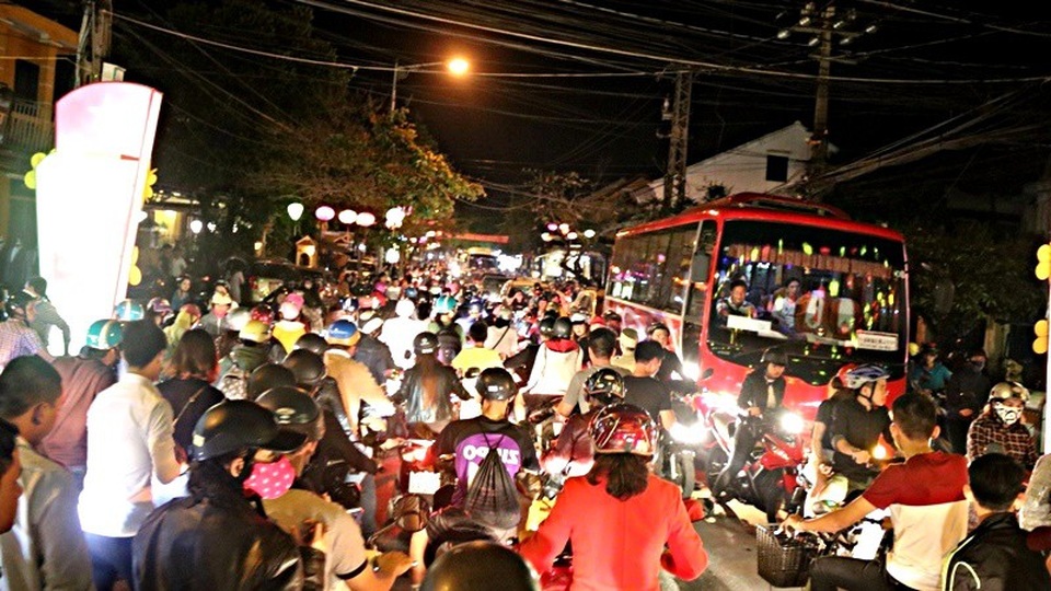 Nếu không có phố cổ, văn hóa thì Hội An không còn là Hội An - 3 Tình trạng kẹt xe giờ cao điểm, lượng du khách tăng cao nhưng hạ tầng chưa đảm bảo…gây nhiều áp lực cho di tích phố cổ