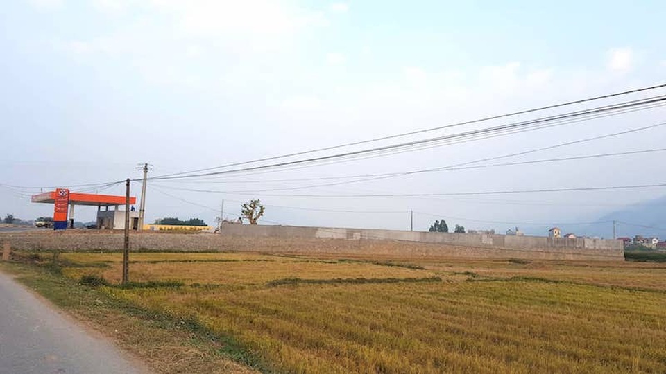 Bắc Giang: Pháp luật đã thành “trò đùa” sau cú “bắt tay” của cán bộ và doanh nghiệp? - 6
Đại công trình sừng sững giữa cánh đồng lúa khiến nhân dân đặt câu hỏi về chức năng quản lý của UBND huyện Lục Nam và UBND xã Bắc Lũng.