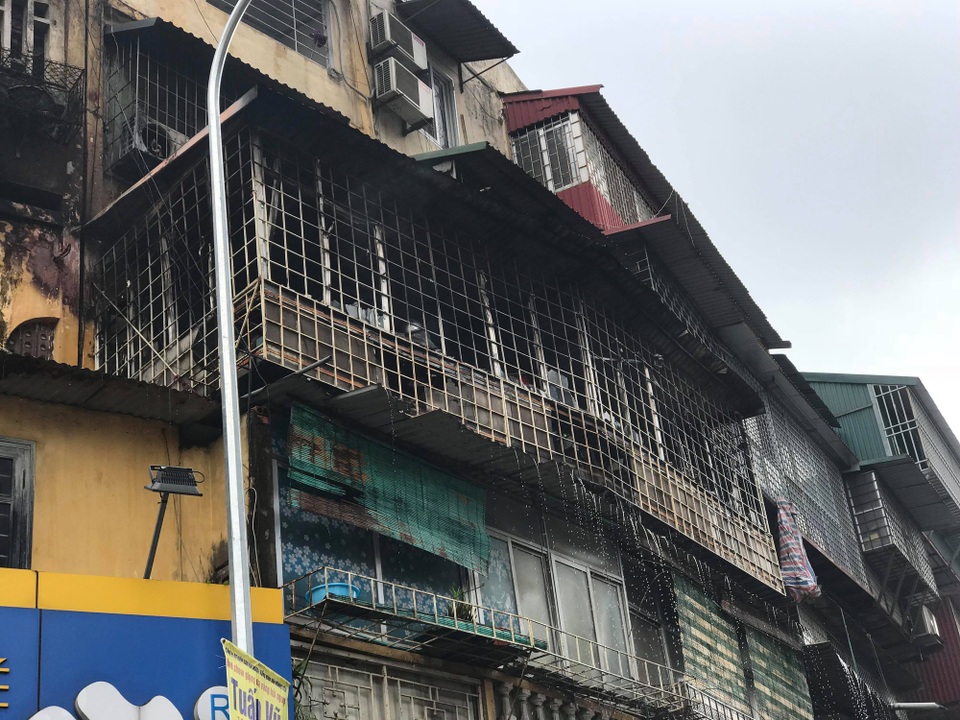 Hà Nội: Cháy lớn tại hiệu ảnh trên phố Tôn Thất Tùng - 4 Hà Nội: Cháy lớn tại hiệu ảnh trên phố Tôn Thất Tùng - 4
