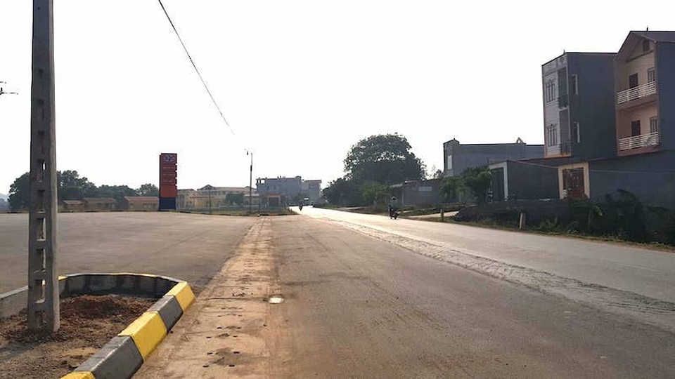 Bắc Giang: Pháp luật đã thành “trò đùa” sau cú “bắt tay” của cán bộ và doanh nghiệp? - 8
Dự án khủng nằm sát và được đấu nối thẳng ra Quốc lộ 37, cách trụ sở UBND xã Bắc Lũng khoảng 300m đã trở thành đất vàng sau cú ngoảnh mặt làm ngơ của cán bộ.