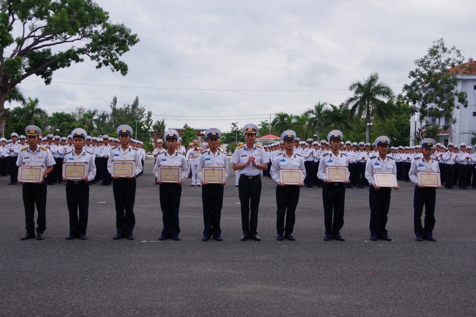 Học viện Hải quân khen thưởng chiến sĩ ứng cứu dân do lở núi - 1 9 cán bộ, chiến sĩ Học viện Hải quân Nha Trang nhận giấy khen