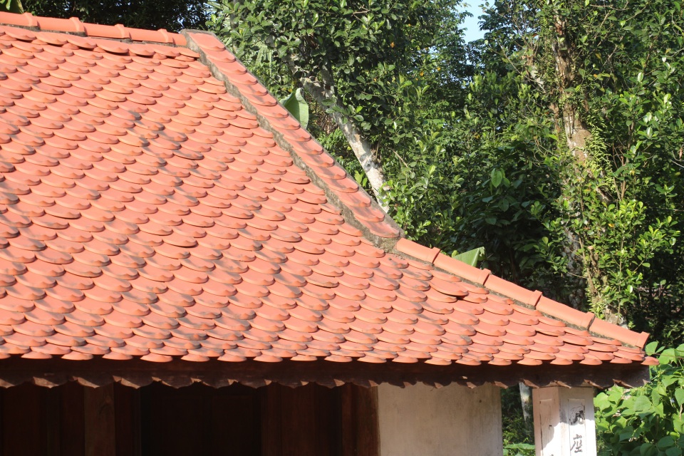 Độc đáo những căn nhà cổ hàng trăm năm tuổi ở Hà Tĩnh - 10 Tuy nhiên, vấn đề thời gian đang là thách thức không nhỏ đối với chủ nhân những ngôi nhà này cũng như chính quyền địa phương nơi đây. Bởi, các ngôi nhà đã có tuổi đời hàng trăm năm, trong khi công tác bảo tồn, gìn giữ còn gặp rất nhiều khó khăn. Trong ảnh là phần mái ngói của nhiều căn nhà đã được thay bằng ngói mới. Điều này ảnh hưởng không nhỏ đến nét cổ kính của căn nhà