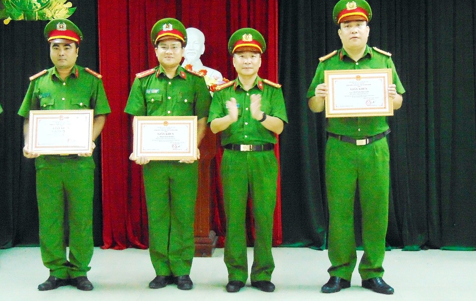 Khen thưởng công an triệt xóa đường dây trộm cắp xe máy liên huyện - 1 Đại tá Nguyễn Đức Dũng (thứ 3 từ trái sang) – Phó Giám đốc Công an Quảng Nam khen thưởng Công an huyện Đại Lộc