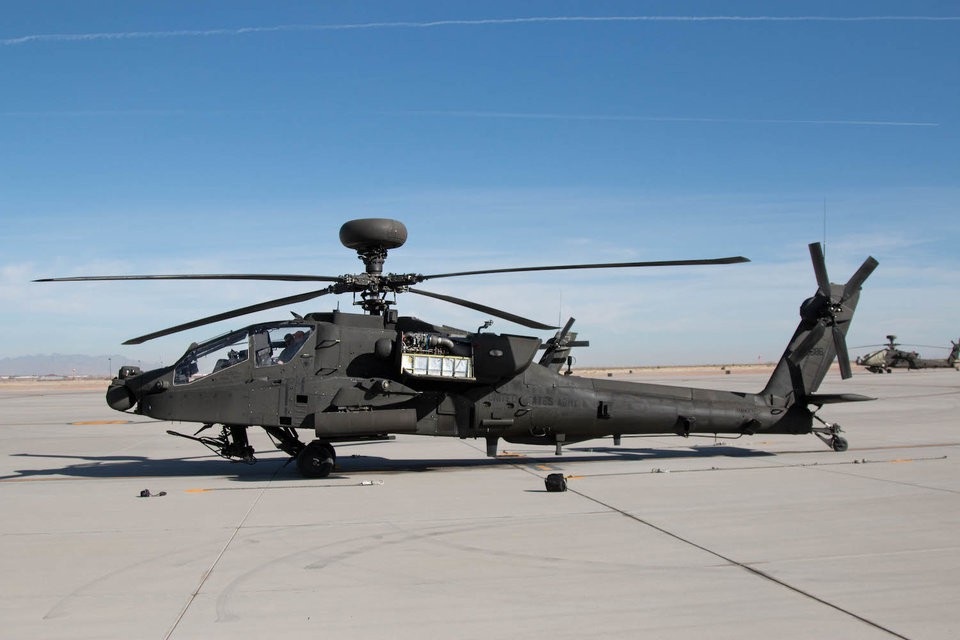 Chiêm ngưỡng dàn trực thăng tấn công uy lực nhất thế giới - 2 AH-64 Apache là một trong những niềm tự hào của quân đội Mỹ khi nó được trang bị hàng loạt khí tài mạnh mẽ như tên lửa Hellfire “lửa địa ngục” 70mm, súng máy tự động 30mm. Khả năng dò tìm mục tiêu của AH-64 rất ấn tượng và nó có thể hoạt động linh hoạt khi tác chiến. Phiên bản mới nhất AH-64E Guardian được cải tiến, nâng cao hiệu quả chiến đấu đáng kể. (Ảnh: Business Insider)