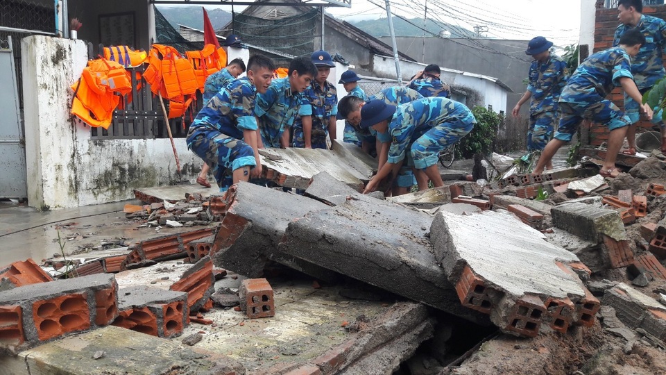 Học viện Hải quân khen thưởng chiến sĩ ứng cứu dân do lở núi - 2 Chiến sĩ Học viện Hải quân Nha Trang giúp dân sau lở núi, sập nhà ở xã Phước Đồng, TP Nha Trang hôm 18/11
