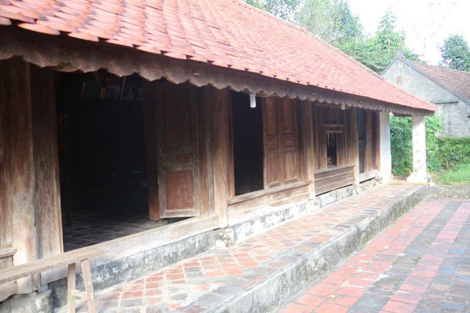 Độc đáo những căn nhà cổ hàng trăm năm tuổi ở Hà Tĩnh - 7
Ông Nguyễn Huy Kính (66 tuổi, ở thôn Phượng Sơn, xã Trường Lộc)- con trai của ông Nguyễn Huy Thản cho biết, theo quan niệm hồi xưa nhà không được cao hơn chùa và đình. Ngôi nhà của gia đình ông có 5 gian 2 hồi. Căn nhà phía sau dựa vào núi, trước là cánh đồng và dòng sông.