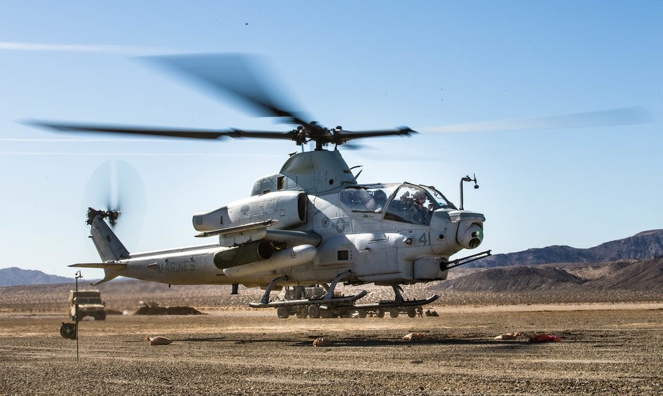 Chiêm ngưỡng dàn trực thăng tấn công uy lực nhất thế giới - 7 Bell AH-1Z Viper đã được Mỹ nâng cấp rất nhiều lần kể từ phiên bản gốc. Nó sở hữu tên lửa hellfire có thể tiêu diệt xe tăng đối thủ và chiến hạm, trong khi các súng máy 20mm có thể tấn công hiệu quả các phương tiện hạng nhẹ. Tên lửa Sidewinder cho phép Viper tấn công mục tiêu đối thủ từ khoảng cách đáng kể. (Ảnh: Quân đội Mỹ)