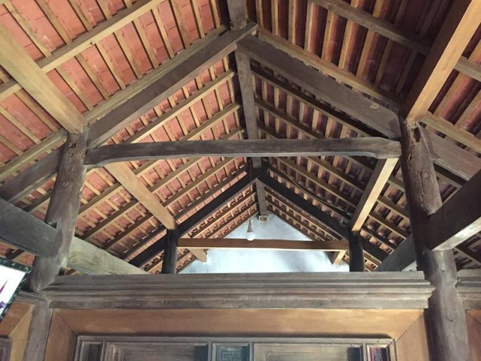 Độc đáo những căn nhà cổ hàng trăm năm tuổi ở Hà Tĩnh - 2
Điểm chung của những ngôi nhà cổ ở đây là đều được làm bằng gỗ, chủ yếu là gỗ lim - loại gỗ có độ bền cao. Các căn nhà thường có bố cục gian lẻ 1, 3, 5 hay 7 gian cùng với 2 chái.