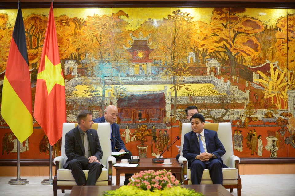 Nỗ lực cải thiện nước sạch cho người dân Thủ đô - 1
Chủ tịch UBND TP Hà Nội, ông Nguyễn Đức Chung tiếp ngài thị trưởng Đức