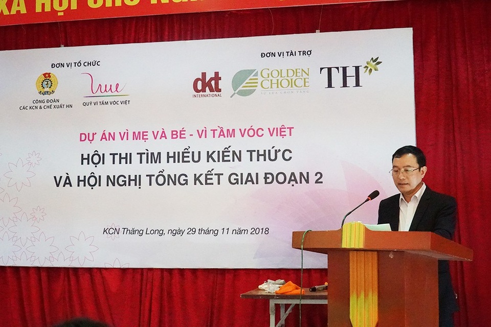 Người lao động hào hứng trong hội thi tìm hiểu kiến thức chăm sóc sức khỏe - 1
“Sau 07 tháng hoạt động, từ tháng 5-12/2018, dự án đã thực hiện 20 buổi truyền thông đến hơn 3.400 lượt NLĐ tham gia, gần 700 NLĐ được khám và tư vấn SKSS miễn phí, gần 10.000 tờ rơi cung cấp kiến thức, 3.500 bao cao su và 2.000 vỉ thuốc tránh thai được phát tận tay NLĐ” - Ông Đinh Quốc Toản, Chủ tịch Công đoàn các KCN&CX Hà Nội phát biểu khai mạc tại Hội nghị.