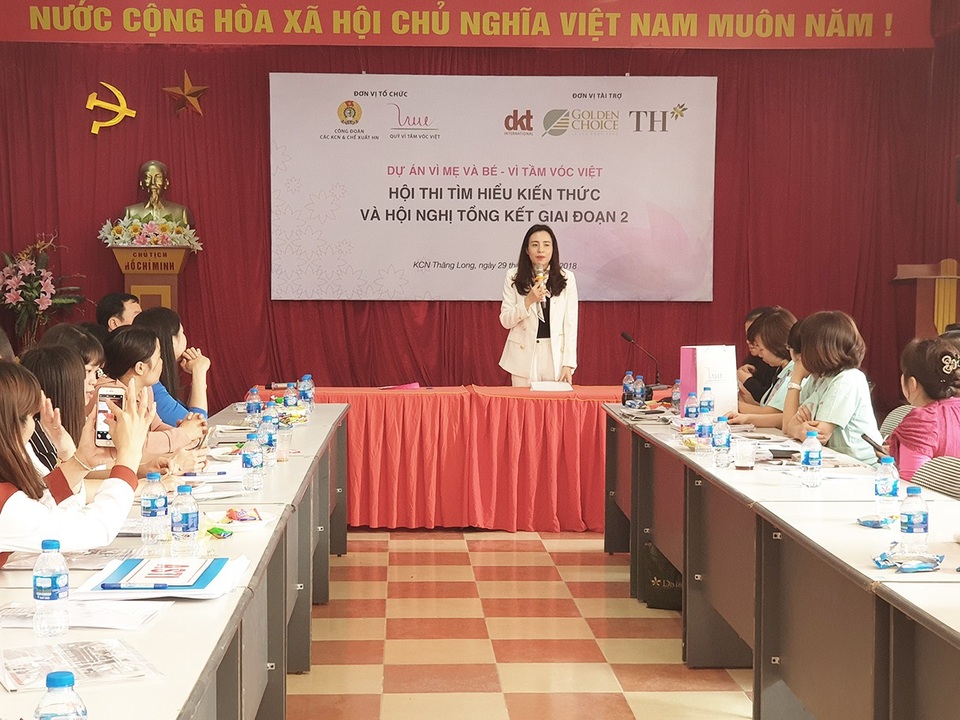 Người lao động hào hứng trong hội thi tìm hiểu kiến thức chăm sóc sức khỏe - 11
Kết thúc chương trình, Bà Trần Thị Như Trang - Giám đốc Quỹ VTVV phát biểu bế mạc Hội nghị tổng kết: “Quỹ Vì Tầm Vóc Việt xác định việc chăm sóc dinh dưỡng, sức khỏe sinh sản và sức khỏe tinh thần cho NLĐ trong độ tuổi sinh sản chính là tiền đề đảm bảo tầm vóc cho các thế hệ trẻ trong tương lai. Thành quả đã đạt được trong hai giai đoạn vừa qua của dự án “Vì mẹ và bé - Vì tầm vóc Việt là tiền đề và động lực để đơn vị triển khai tiếp tục mở rộng địa bàn dự án đến nhiều người hưởng lợi hơn nữa trong thời gian sắp tới.