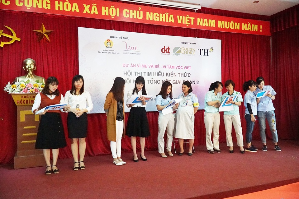Người lao động hào hứng trong hội thi tìm hiểu kiến thức chăm sóc sức khỏe - 4
Hội thi tìm hiểu kiến thức có sự tham gia tranh tài của 05 đội chơi đến từ 05 công ty đại diện các đơn vị thuộc 05 KCN triển khai dự án, gồm có: Công ty Linh kiện Điện tử SEI VN, Công ty Daiwa Plastic Thăng Long, Công ty Yamaha Motor Việt Nam, Công ty Canon Việt Nam, Công ty Điện tử Asti Hà Nội.