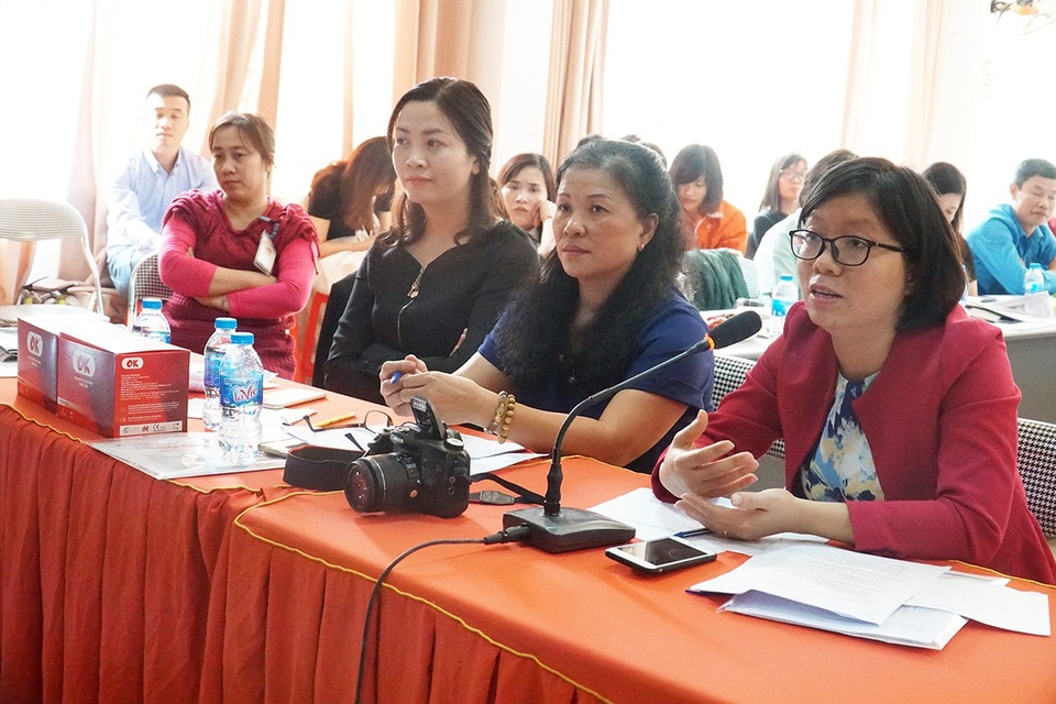 Người lao động hào hứng trong hội thi tìm hiểu kiến thức chăm sóc sức khỏe - 6
Ban giám khảo đưa ra nhận xét về các phần trả lời câu hỏi của các đội thi. Từ phải qua: ThS. Lê Thị Thu Hà - Giảng viên trường ĐH Y tế Công Cộng, chuyên gia về dinh dưỡng; Bác sĩ CKI Trần Thị Minh Tâm - Trưởng khoa Chăm sóc Sức khỏe sinh sản thuộc Trung tâm Y tế huyện Sóc Sơn; TS. Tâm lý học Nguyễn Thị Chính - chuyên gia về sức khoẻ tinh thần.