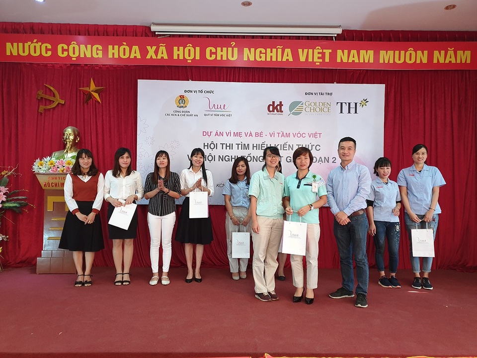 Người lao động hào hứng trong hội thi tìm hiểu kiến thức chăm sóc sức khỏe - 7
Ông Nguyễn Hữu Việt (thứ ba từ bên phải) - Đại diện Tổ chức DKT International Inc, trao giải nhất trị giá 3 triệu đồng cho đội thi đến từ Công ty Canon Việt Nam.