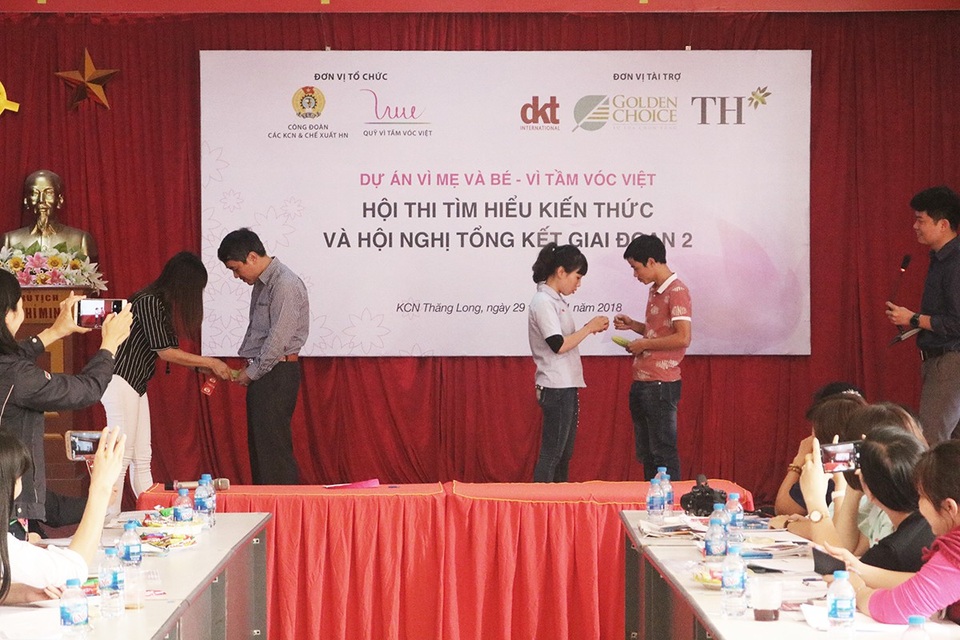 Người lao động hào hứng trong hội thi tìm hiểu kiến thức chăm sóc sức khỏe - 10
Tiếp nối phần báo cáo tổng kết dự án, hai đội chơi lựa chọn từ khán giả tham dự Hội nghị đã tham gia phần thi “Đeo bao cao su. Mỗi đội chơi gồm một nam và một nữ đã thi thực hành sử dụng bao cao su qua hai phần thi và nhận được sự cổ vũ nhiệt tình từ những người tham dự chương trình.