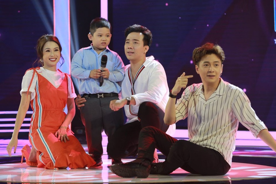 "Thần đồng Bolero” Bùi Quốc Huy biết hát khi chỉ mới 2 tuổi - 3 Để chiêu mộ Quốc Huy, Trấn Thành liền hứa sẽ giới thiệu bé cho ca sĩ Cẩm Ly, đồng thời Trịnh Thăng Bình sẵn sàng cho Quốc Huy thu âm trọn gói tất cả những bài mà Quốc Huy muốn ngay tại phòng thu của nam ca sĩ. Nhưng với “chiêu trò” của mình, Ngô Kiến Huy – Diệu Nhi đã thành công mang em về với đội.