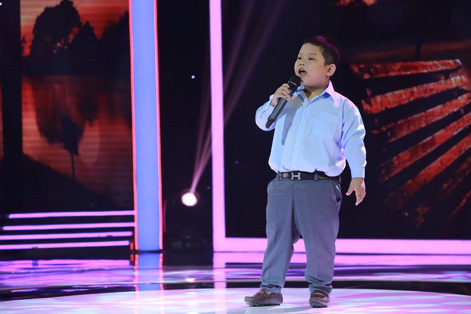 "Thần đồng Bolero” Bùi Quốc Huy biết hát khi chỉ mới 2 tuổi - 2 Giọng hát không chỉ ngọt ngào, sâu lắng mà cách phân nhịp của Quốc Huy đều vô cùng chuẩn xác không khác gì một ca sĩ chuyên nghiệp khiến ban bình luận là Trấn Thành, Trịnh Thăng Bình vô cùng ngỡ ngàng. Trấn Thành đã không ngớt lời khen cậu bé, cho rằng Quốc Huy sinh ra là dành cho ca hát.