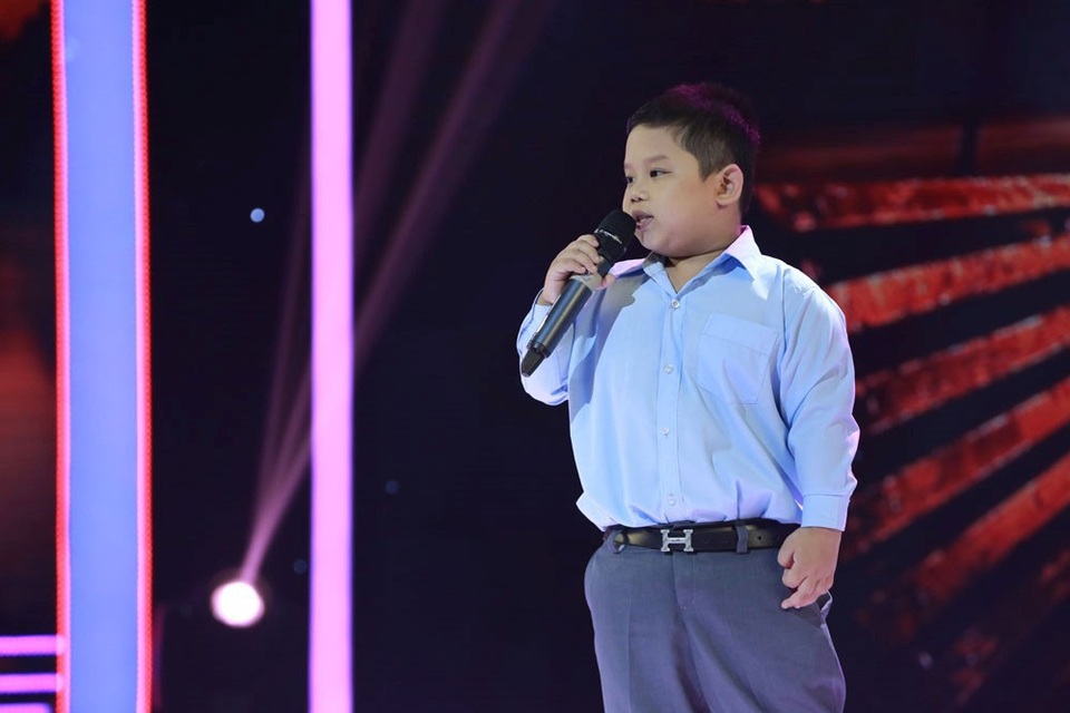 "Thần đồng Bolero” Bùi Quốc Huy biết hát khi chỉ mới 2 tuổi - 1 Mới đây, khi xuất hiện trong tập 5 “Biệt tài tí hon mùa 2”, Bùi Quốc Huy tự tin đã thể hiện cùng lúc hai nhạc phẩm bolero Người đi ngoài phố và Hoa trinh nữ.
