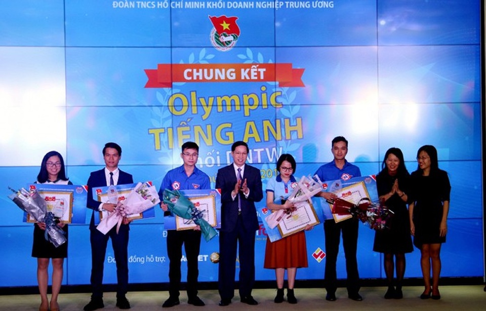 Cán bộ Đoàn PV GAS đạt giải Khuyến khích cuộc thi Olympic tiếng Anh Khối Doanh nghiệp Trung ương năm 2018 - 2 Lê Quang Khoa (thứ 3 từ phải qua) nhận giải thưởng của cuộc thi