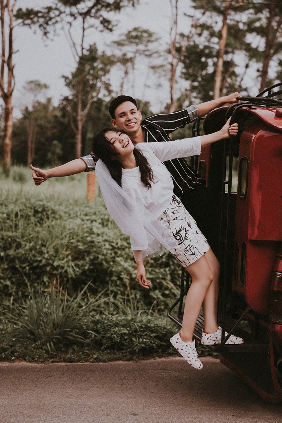 "Thiên thần áo dài" Bắc Ninh lột xác quyến rũ trong ảnh cưới - 2 Bất ngờ cách đây 1 tháng, thân thần áo dài của TP. Bắc Ninh tuyên bố kết hôn. Thông tin hot girl 18 tuổi lên xe hoa khiến nhiều fan của cô rất bất ngờ vì cô còn rất trẻ.