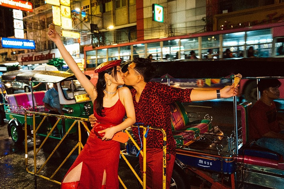 "Thiên thần áo dài" Bắc Ninh lột xác quyến rũ trong ảnh cưới - 5 Cô cũng không ngại ngần bày tỏ tình yêu với chồng dù trước đây Giang rất kín đáo trong chuyện tình cảm.