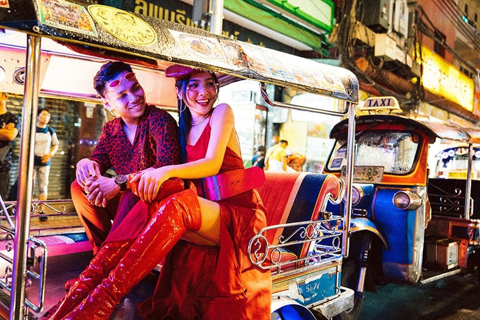 "Thiên thần áo dài" Bắc Ninh lột xác quyến rũ trong ảnh cưới - 4 Trong bộ ảnh cưới, thiên thần áo trắng Thu Giang lột xác hoàn toàn với bộ đồ màu đỏ thời trang, với những đường cắt xẻ táo bạo.