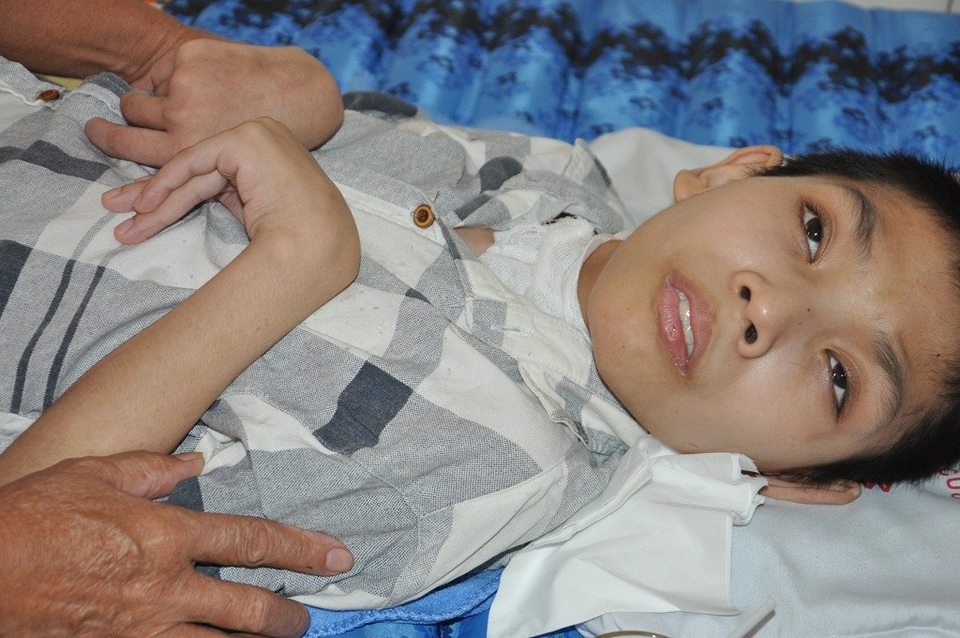 Từ 1 cậu bé khỏe mạnh, Trường phải chịu di chứng nặng nề.