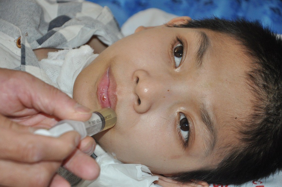 Hiện em vẫn ăn bằng đường xông.