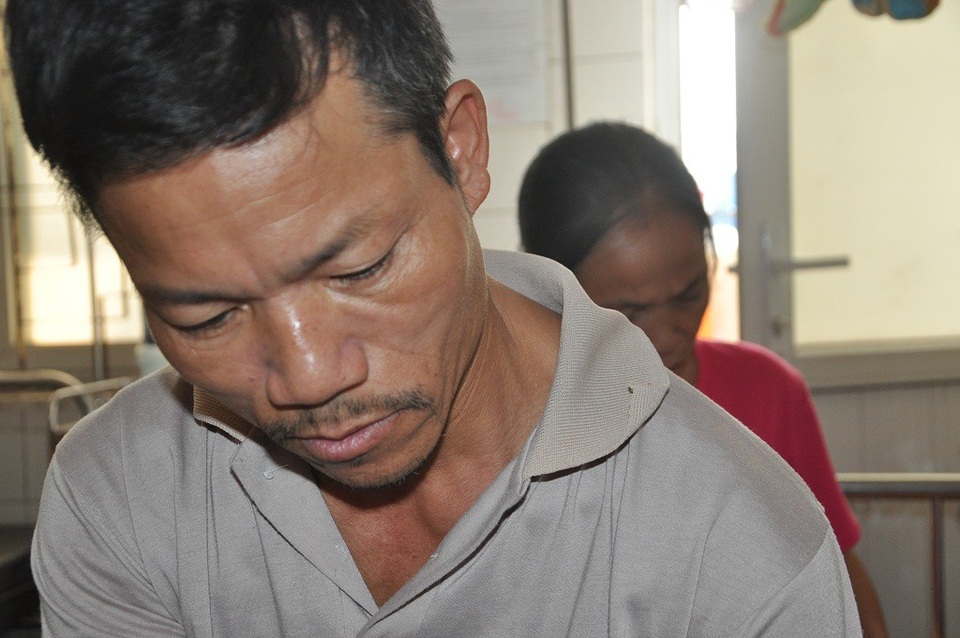 Bố của em Trường bị tàn tật từ nhỏ nên không làm được những việc nặng.