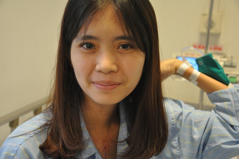 Nữ sinh viên trường Y Mè Thị Oanh từ "cõi chết" trở về - 1 Trải qua 2 ca mổ liên tiếp nhau nên Oanh sụt đi 3kg.