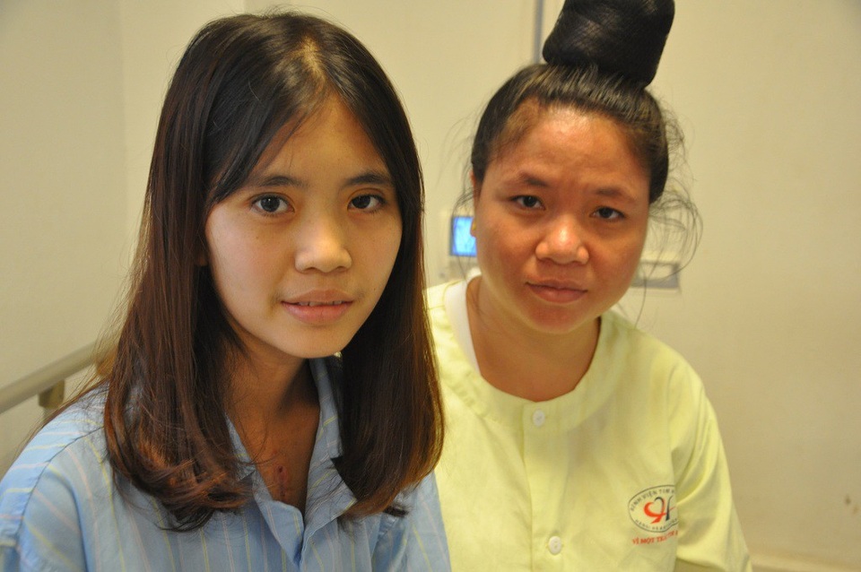 Nữ sinh viên trường Y Mè Thị Oanh từ "cõi chết" trở về - 2 Hai mẹ con vui mừng khi bác sĩ thông báo con sẽ được xuất viện trở về nhà trong ít ngày nữa.