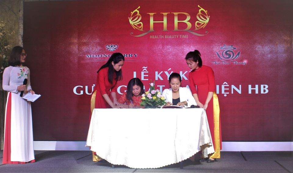 Tháng chủ đề HB Spa: Vì một Việt Nam khỏe mạnh - Chia sẻ yêu thương - 1 HB đã lựa chọn gương mặt đại diện đến từ Tuyên Quang là bà Trần Thị Loan và tổ chức buổi lễ ký kết Gương mặt đại diện HB.