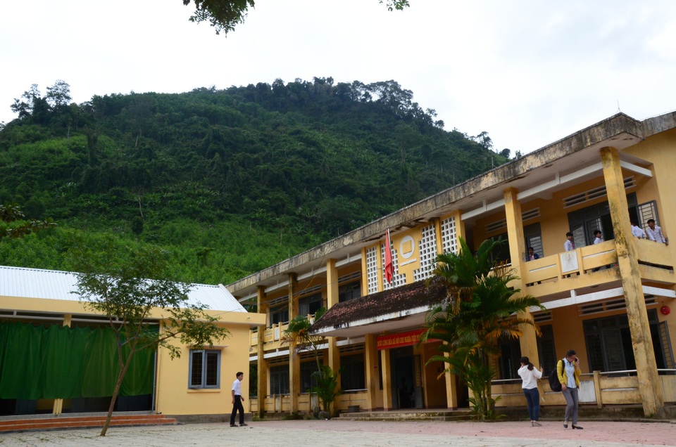 Quảng Ngãi: Nguy cơ sạt lở núi đe dọa hàng trăm học sinh vùng cao - 1
Trường Tiểu học & THCS Ba Giang nằm dưới chân núi Voang Mo Ơn có nguy cơ bị sạt lở bất cứ lúc nào.