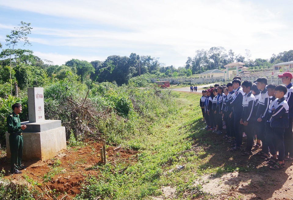 Những “tiết học vùng biên” hun đúc tình yêu Tổ quốc - 2 Tiết học do những chiến sĩ biên phòng đứng lớp, lớp học ở ngay cạnh những cột mốc biên giới