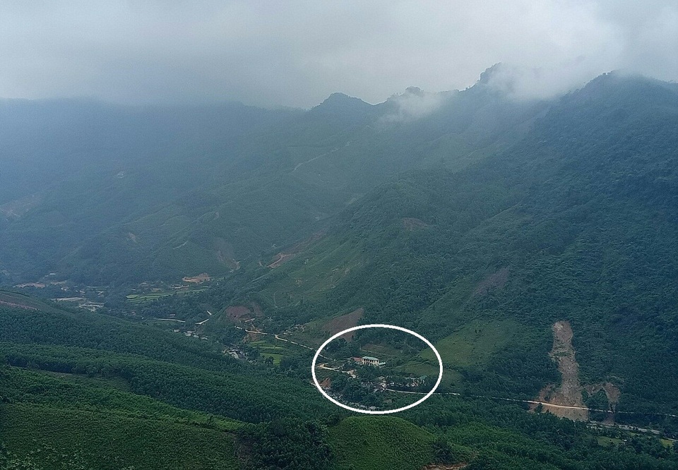 Quảng Ngãi: Nguy cơ sạt lở núi đe dọa hàng trăm học sinh vùng cao - 3 Những vết nứt lớn trên núi Voang Mo Ơn có nguy cơ vùi lấp hoàn toàn Trung tâm hành chính xã Ba Giang.
